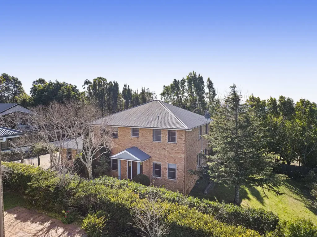 Mount Lofty 3房 宽敞布局 私密环境 880m2低维护 东面斜坡山景 明亮大窗 宽敞客厅 融合厨餐区 大量台面储物 私密后花园 第二客厅 双步入式衣帽间 豪华主卧套间 长车道双车库 Mt Lofty斜坡 Luxury, Low Maintenance Living!