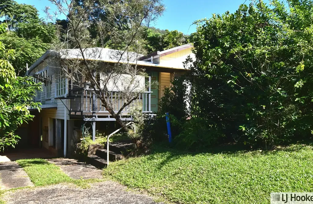 Tully 2房  Nature Bound Urban Gem: 2 Bed Home with Lush Rainforest Panorama & Front/Rear Ba