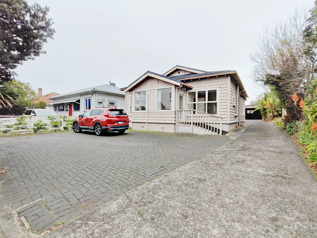 Sunny 5 Bedroom house in the prime location of Takapuna
