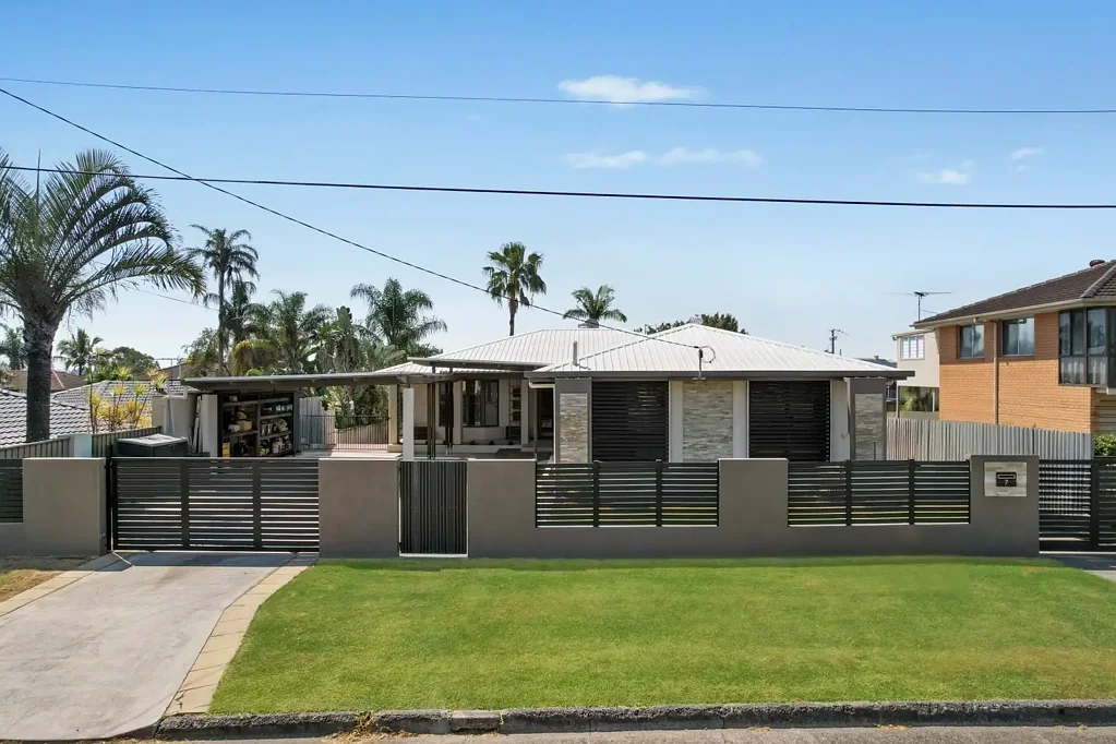 Flinders View 5Moenga STYLISH 5 BEDROOM HOME IN FLINDERS VIEW