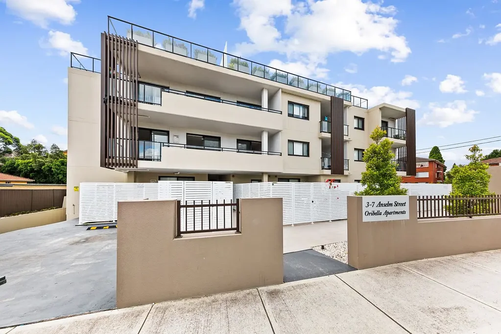 WELL SIZED MODERN TWO BEDROOM UNIT BUILT TO A HIGH STANDARD