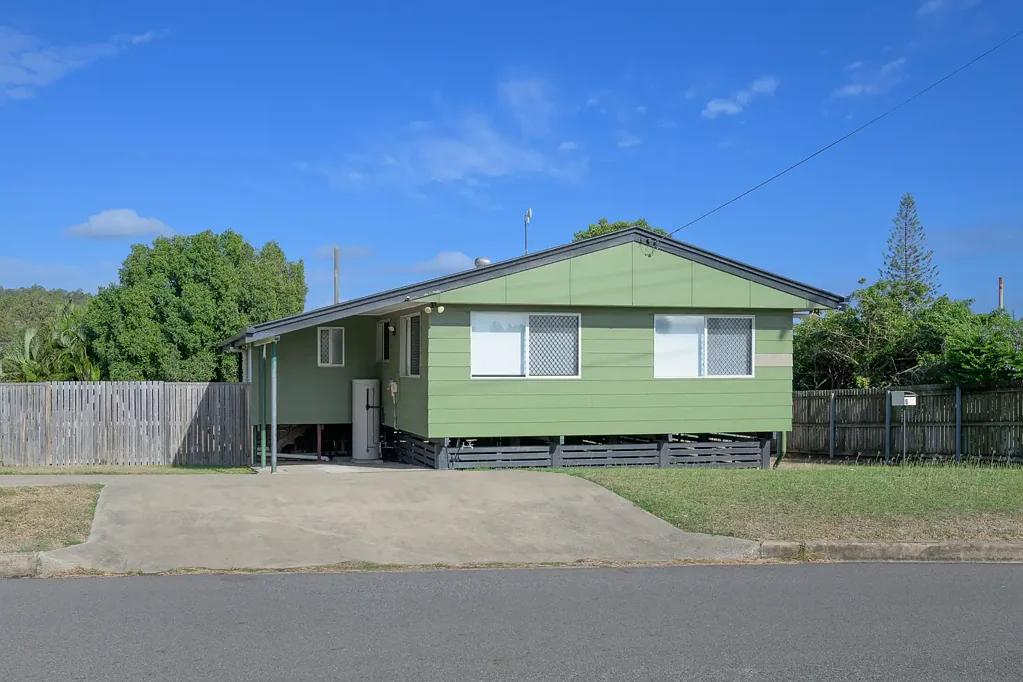 Clinton 3房  SOLID FIBRO HOME IN CLINTON... BATHROOM NEEDS RENOVATING... OFFERS CLOSING 12PM 19/05/26
