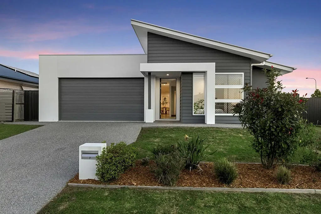 Kawungan 4ห้องนอน Contemporary Family Home in the Sought-After Kingston Estate