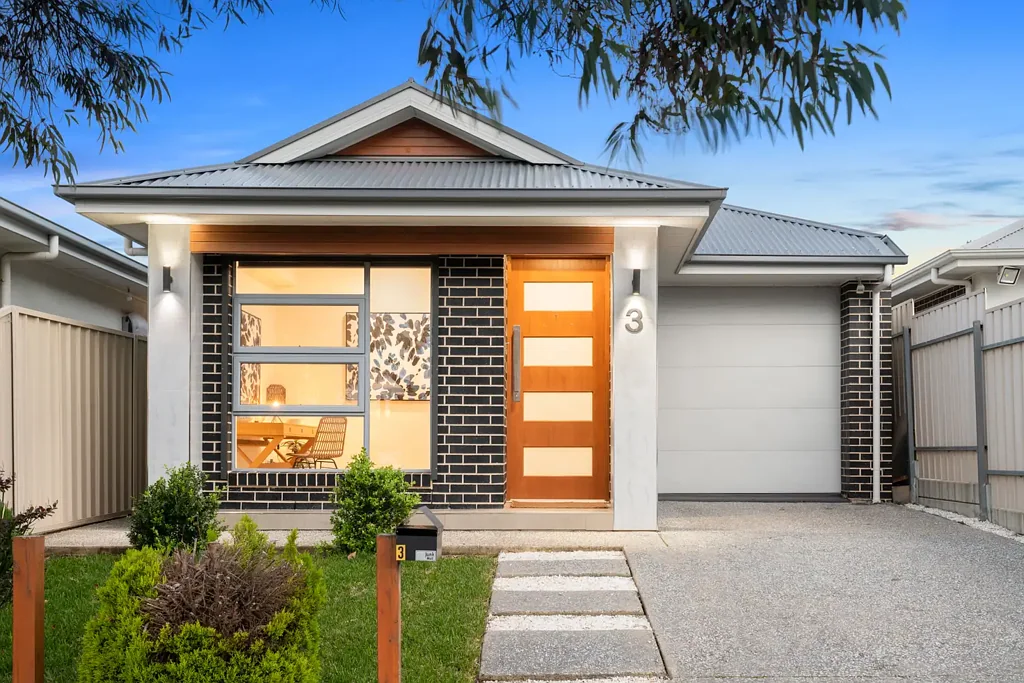 3 Carolan Crescent, Valley View, SA 5093, 3 Bedrooms, 2 Bathrooms, House