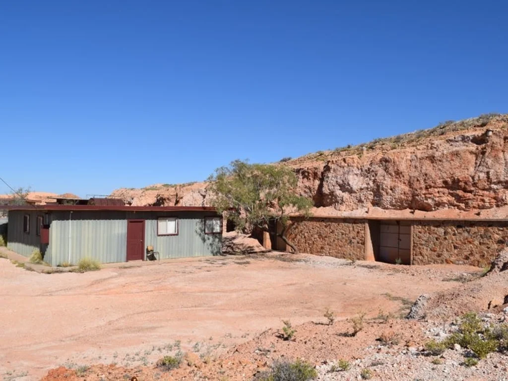 Coober Pedy 4غرفة نوم Four bedroom above ground house plus five bedroom dugout and view!