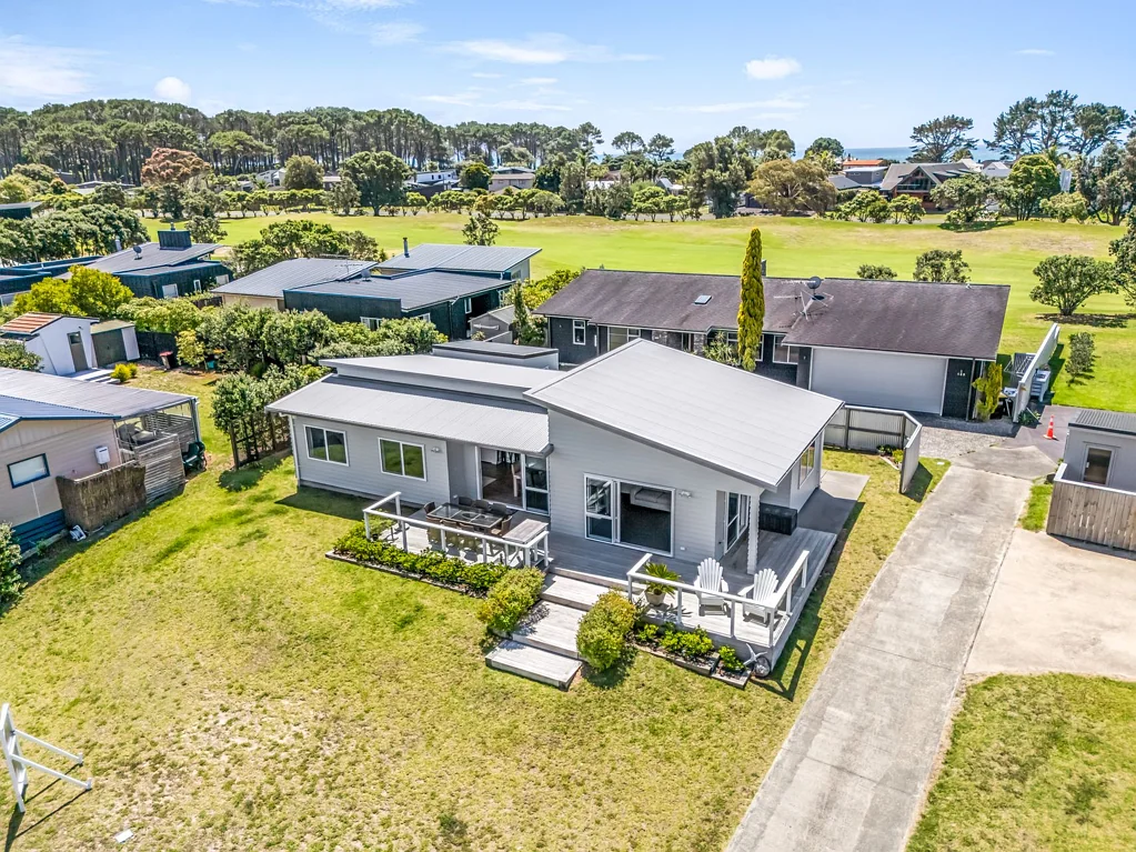 Matarangi 3 Slaapkamer Immaculate A1 Build Near the Beach!
