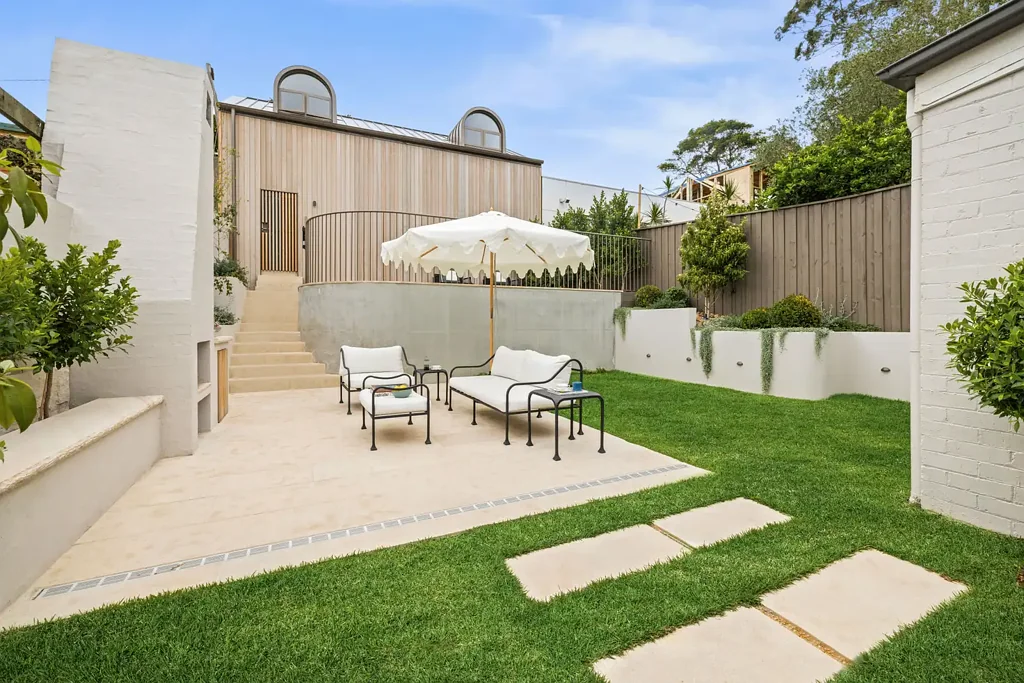 Randwick 4房 422sqm土地独栋 东北向抬高泳池 人字拼橡木地板 高挑华丽天花板 步行Centennial Park Reimagined Character Sanctuary with Sunlit Entertainers' Backyard and Pool