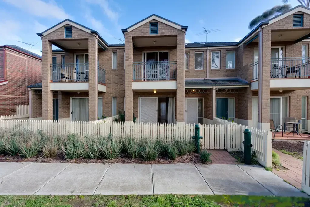 LOVELY SPACIOUS 3 BEDROOM TOWNHOUSE IN CONVENIENT LOCATION