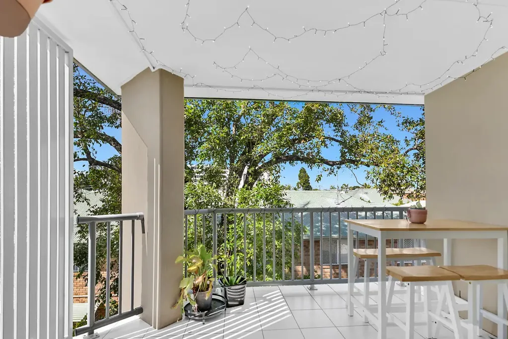 Labrador 2房  UNDER CONTRACT - Rare Find! - Spacious Top Floor Apartment only 200m to the Broadwater!