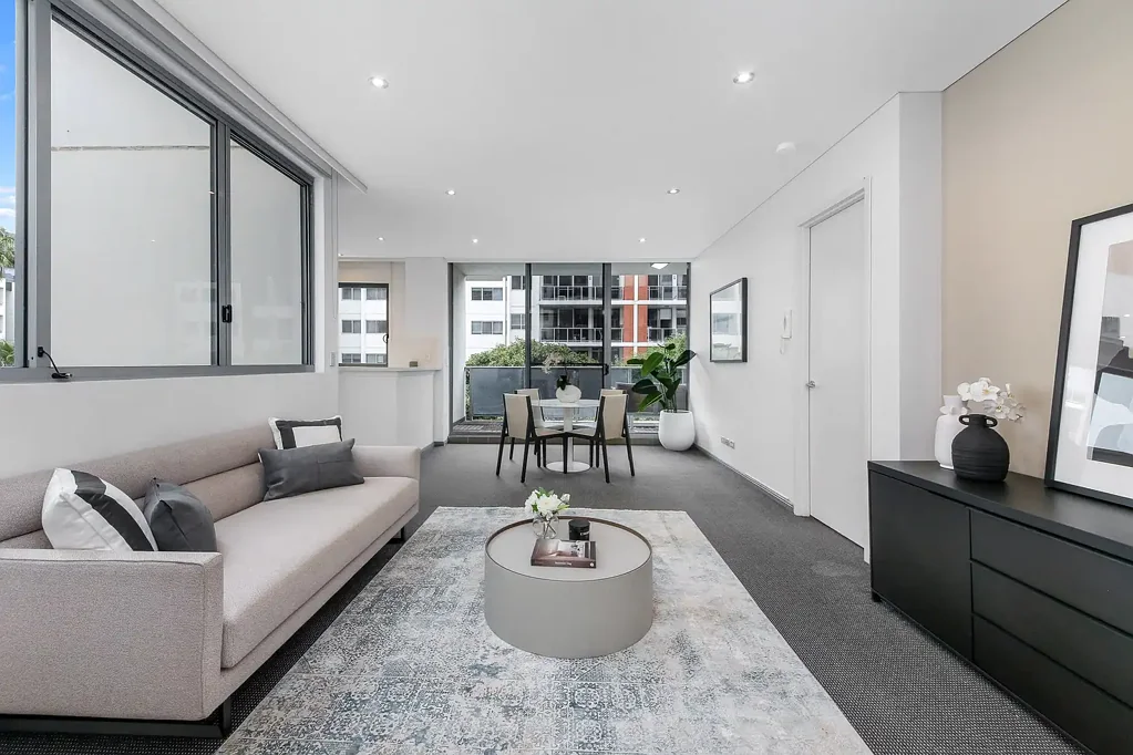 Luxuriously oversized garden facing two bedroom apartment - unfurnished