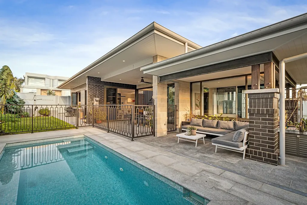 Hurstville Grove 6房 建筑师设计的家庭住宅 Architecturally Designed Family Residence