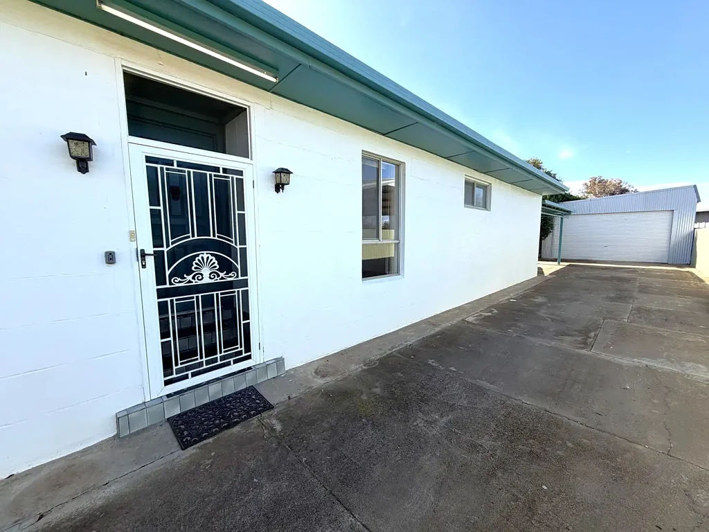 Deniliquin 3房  PERFECT FOR YOUNG FAMILY AND / OR RETIREES WHERE PEACE & QUIET, PRIVACY ARE ASSURED