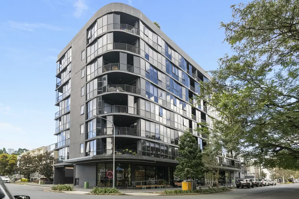 West End 2房 Brisbane核心地带 现代装修 两卧两卫 私人阳台 河景屋顶 公交便捷 学区房 Fully Furnished Lifestyle Apartment in the Heart of West End