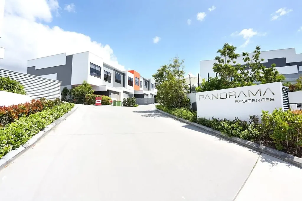 Spacious 4-Bedroom Apartment in Carrara