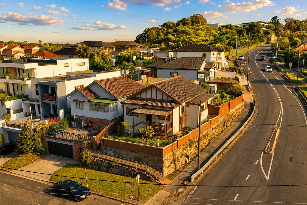 Earlwood 3房 公园正对面 442.6sqm阔地 700米火车站 即租850周 灵活规划空间 舒适家庭住宅 Parkside Living With Unlimited Potential