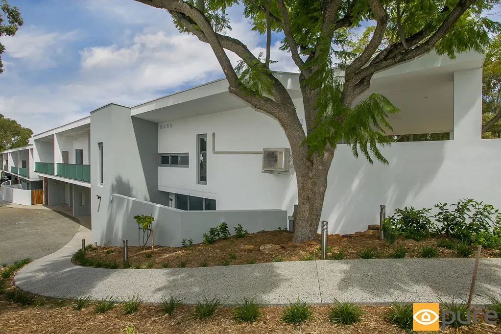 2ND STOREY APARTMENT IN SOUGHT AFTER LOCATION!