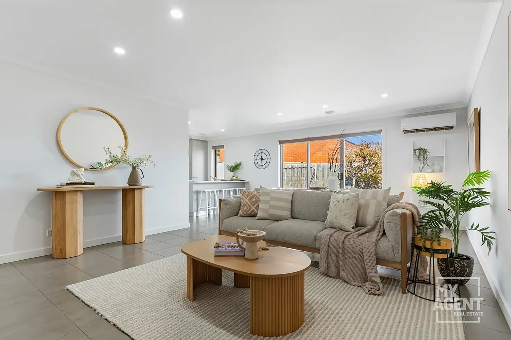 Hoppers Crossing 2ਬੈੱਡਰੂਮ **Watch the property tour video hosted by - Matt Gilbee 0402 928 466** Single level low-maintenance unit with single roller garage