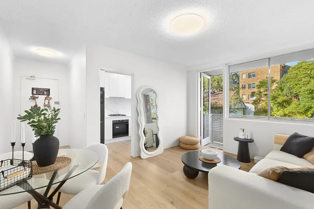 Meadowbank 2部屋 Occupying a prized mid-floor position, this tastefully renovated apartment presents an outstanding opportunity to pack your bags, move in, and enjoy