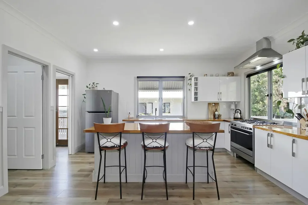 Macleay Island 2房 岛屿宁静角落 主卧带套间步入式衣帽间 开放式客餐厨区 露台俯瞰后院 木地板空调系统 私密围栏配置 A Peaceful Retreat – Neat, Tidy & Comfortable