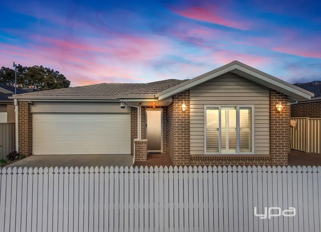 Albanvale 3房 Albanvale优质社区 三卧宽敞布局 主卧带套 双车位车库 步行便利设施 Move Straight In & Enjoy Modern Family Living