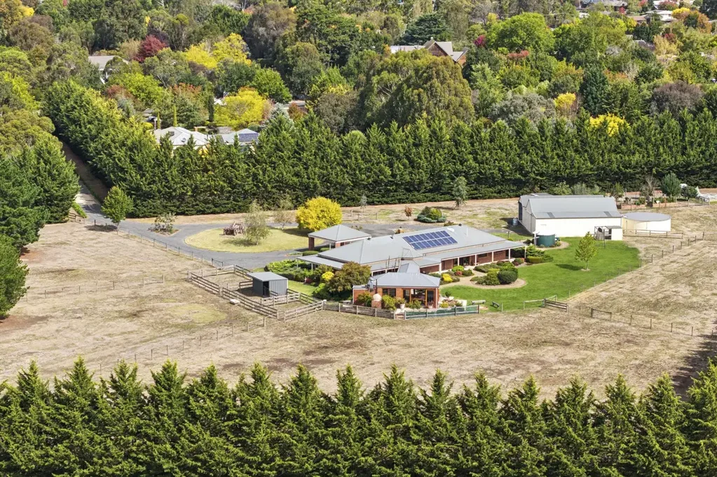 Gisborne 4ห้องนอน Grand Homestead Living on 6.2 Acres – Character, Privacy and Proximity