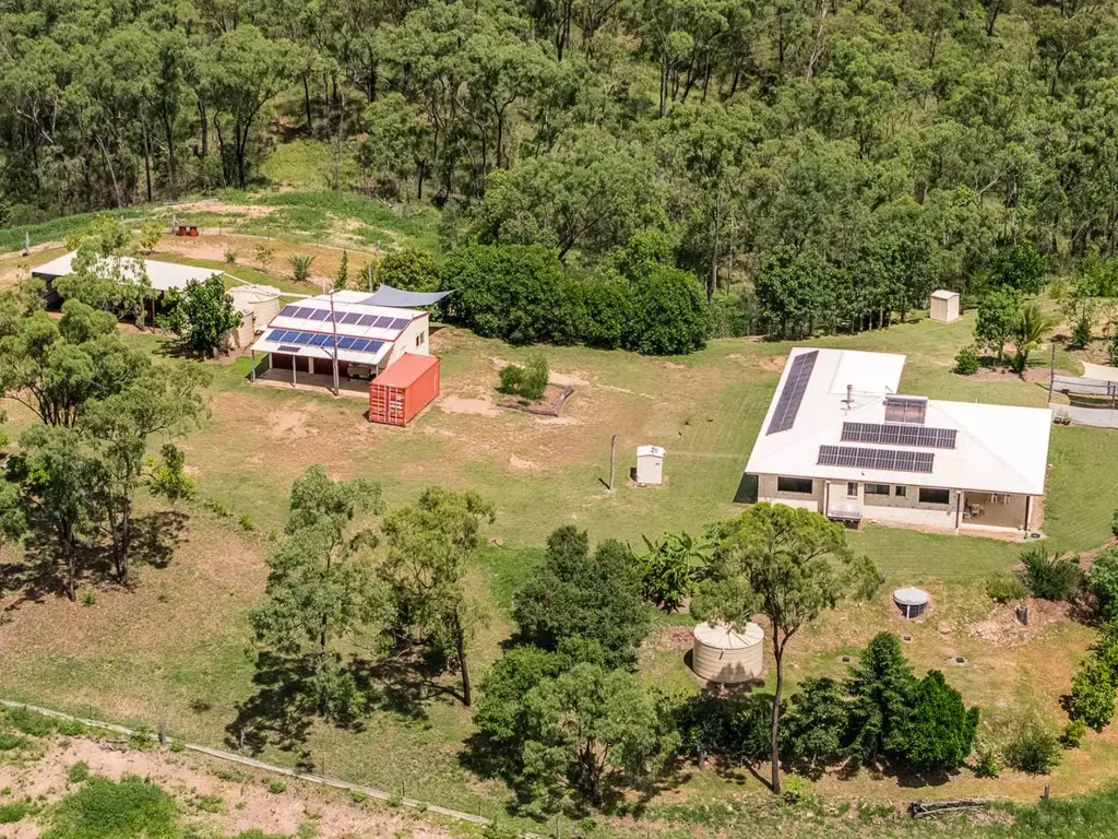 Mount Larcom 3 Slaapkamer 325 Acre Lifestyle Property - Absolute Privacy