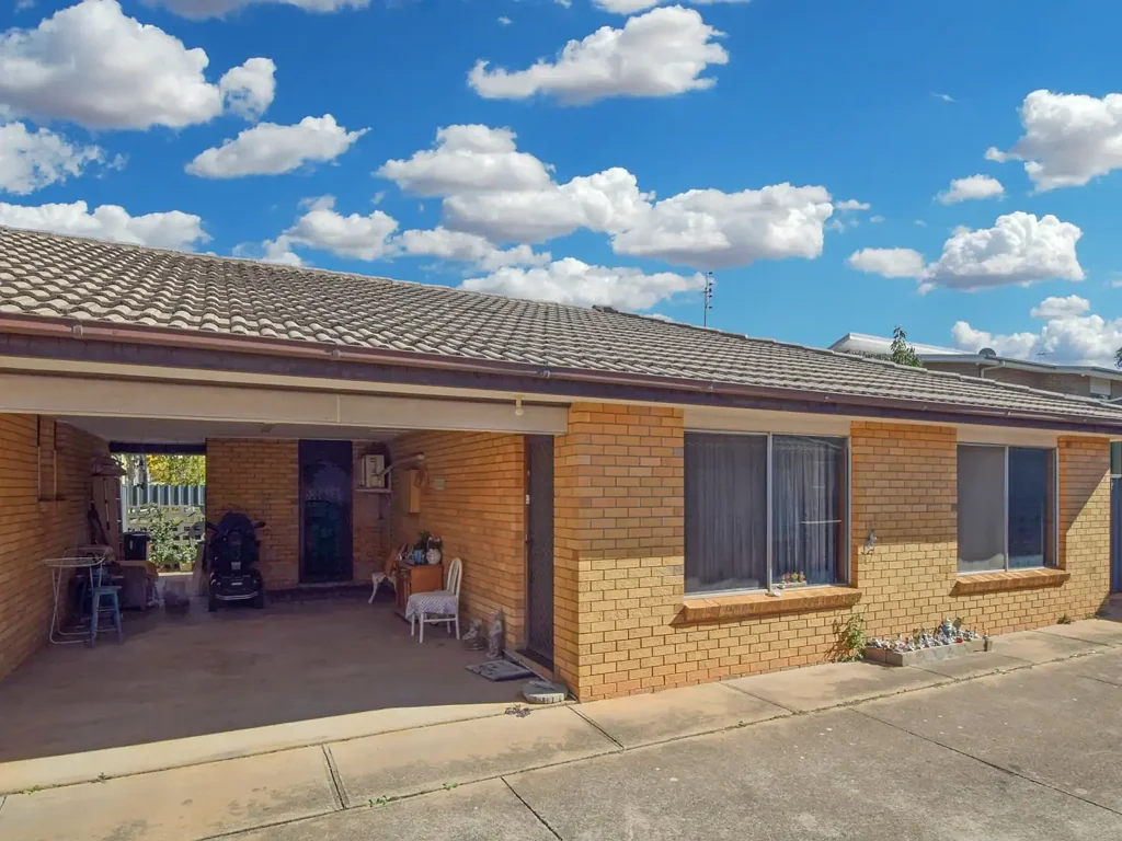 Young 2 Bedroom Nice & Level 2 Bedroom Unit With-in Walking Distance to The Main Street
