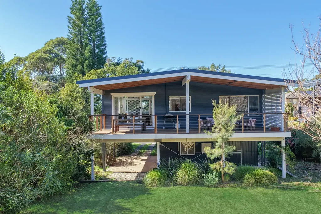 Mollymook Beach 2ห้องนอน Classic Mollymook Beach House with Ocean Glimpses