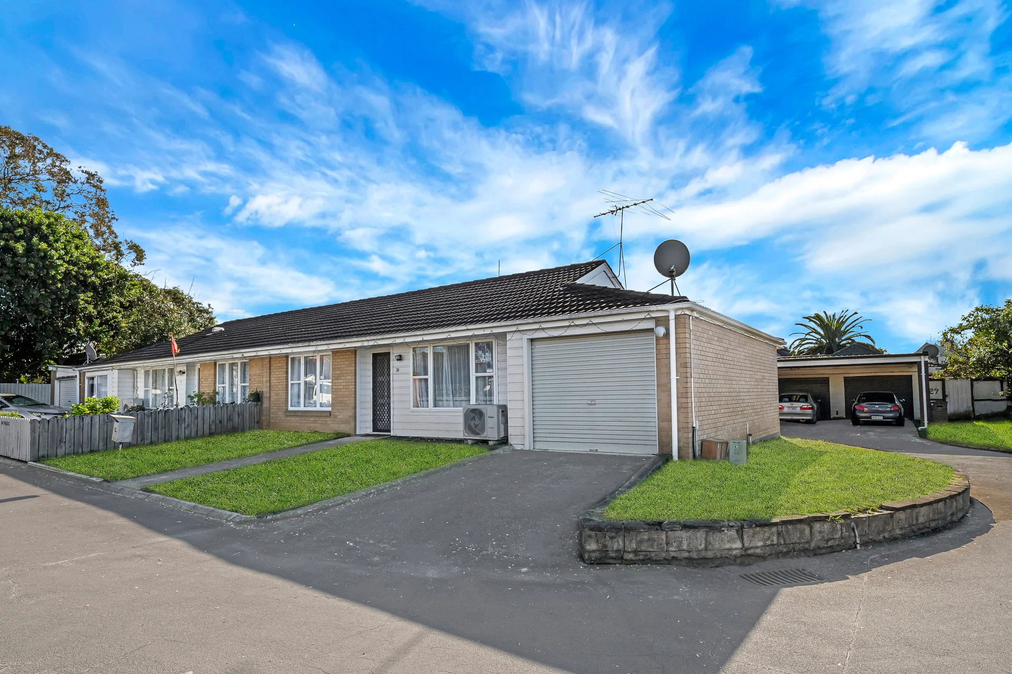Otahuhu 2chambre Brick and Tile with Garage!