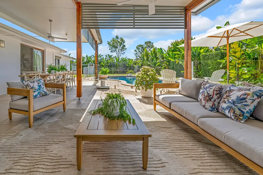 Ashmore 4房  PRIVATE, EASY-LIVING ONE-LEVEL QUARTER-ACRE (1,089m2) RETREAT IN THE HIGHLY-SOUGHT, FAMILY-FRIENDLY "PARADISE RIVER" PRECINCT OF CENTRAL ASHMORE !!!