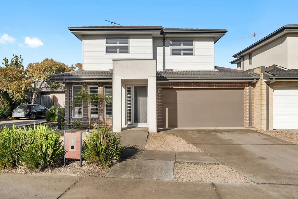 Carrum Downs 3 Bedroom Impeccable Two Storey Townhouse in a Quiet Location