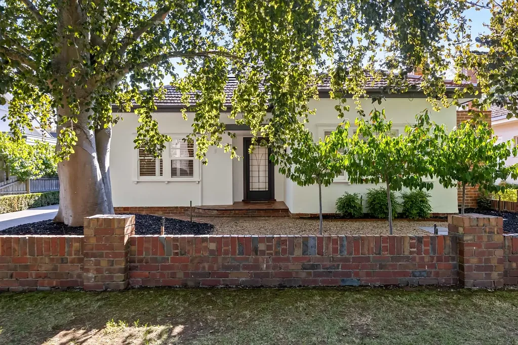 Lake Wendouree 4房  Tree-Lined Prestige in One of Lake Wendouree's Most Sought-After Streets