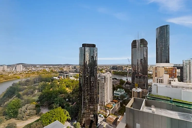 Brisbane City 2房 Sky Tower 38层高地 64平米精装 两卧一卫 现代都市生活 欧洲电器壮丽河景 市中心便捷设施 私享健身泳池 Elevated Inner City Living in Brisbane's Iconic Sky Tower!