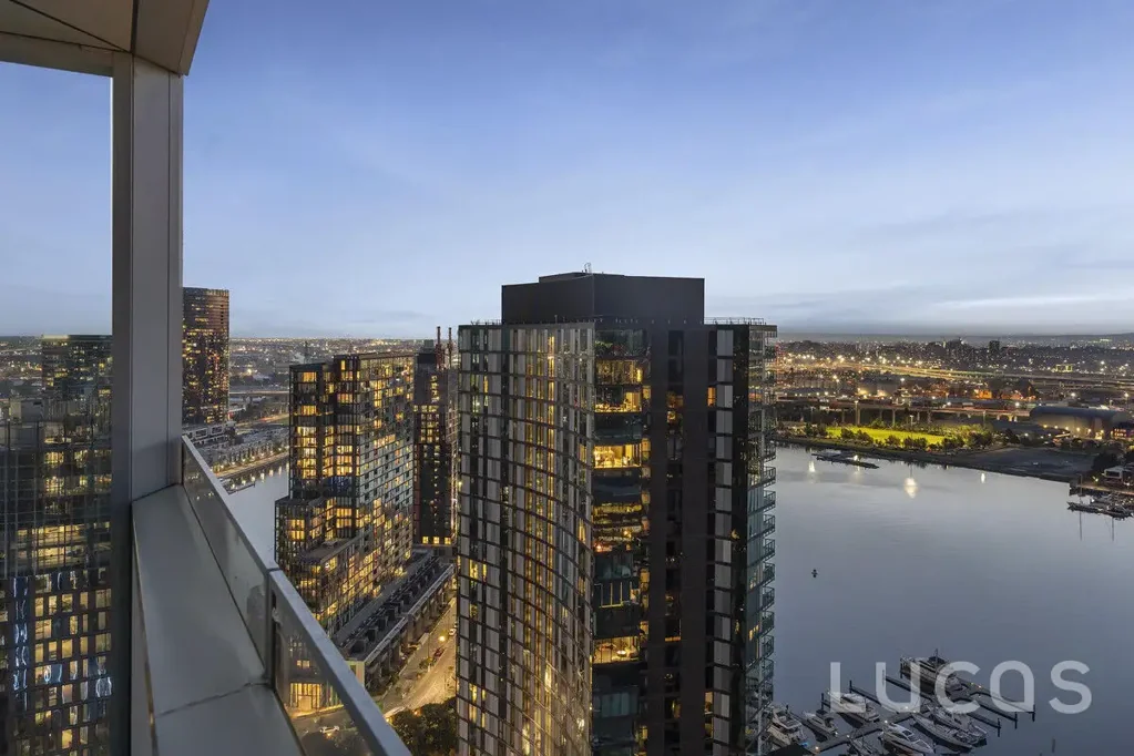 Docklands 2房 31层壮丽水景 71㎡宽敞空间 Miele高端厨电 朝北主卧套间 设计师浴室 雨淋淋浴 产权车位 休闲设施齐全 31ST FLOOR SKY HOME WITH SWEEPING CITY & HARBOUR VIEWS
