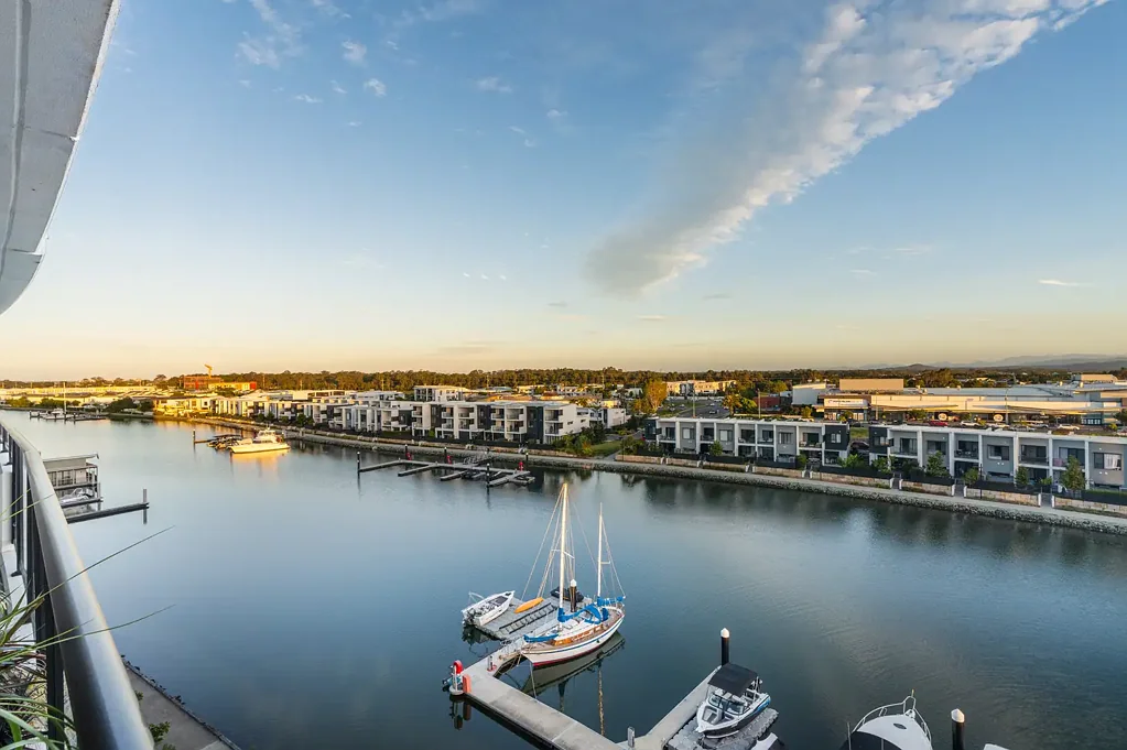 Hope Island 2ਬੈੱਡਰੂਮ OWNERS PURCHASED ELSEWHERE - IMMACULATE HIGH FLOOR WATERFRONT LIVING