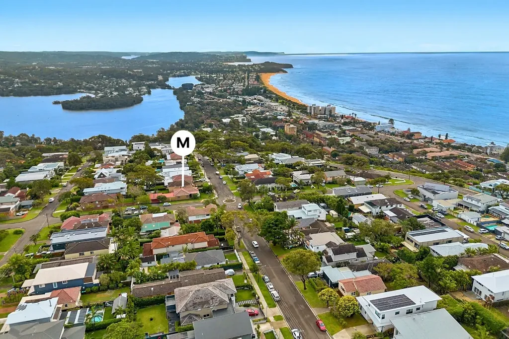 Collaroy Plateau 3房 Collaroy高地转角地块 481㎡双街通道 开放式起居 自然采光充沛 精装卧室带柜 宽敞娱乐区 湿吧双车库 现状舒适潜力无限 Exceptional single level opportunity in a prized corner position