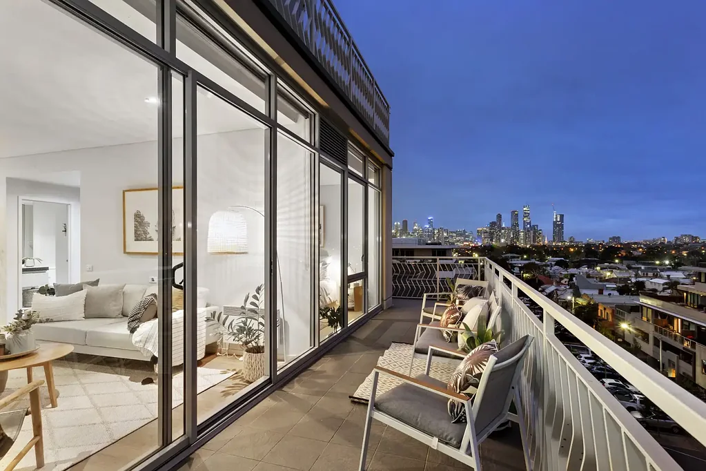 Port Melbourne 1房 海湾顶级地段，坐拥壮丽城市与海湾景观 Spectacular City & Bay Views in a Premier Bayside Setting