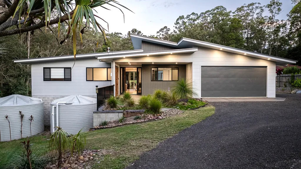 Landsborough 6房  Architectural Elegance Meets Sustainable Acreage Living