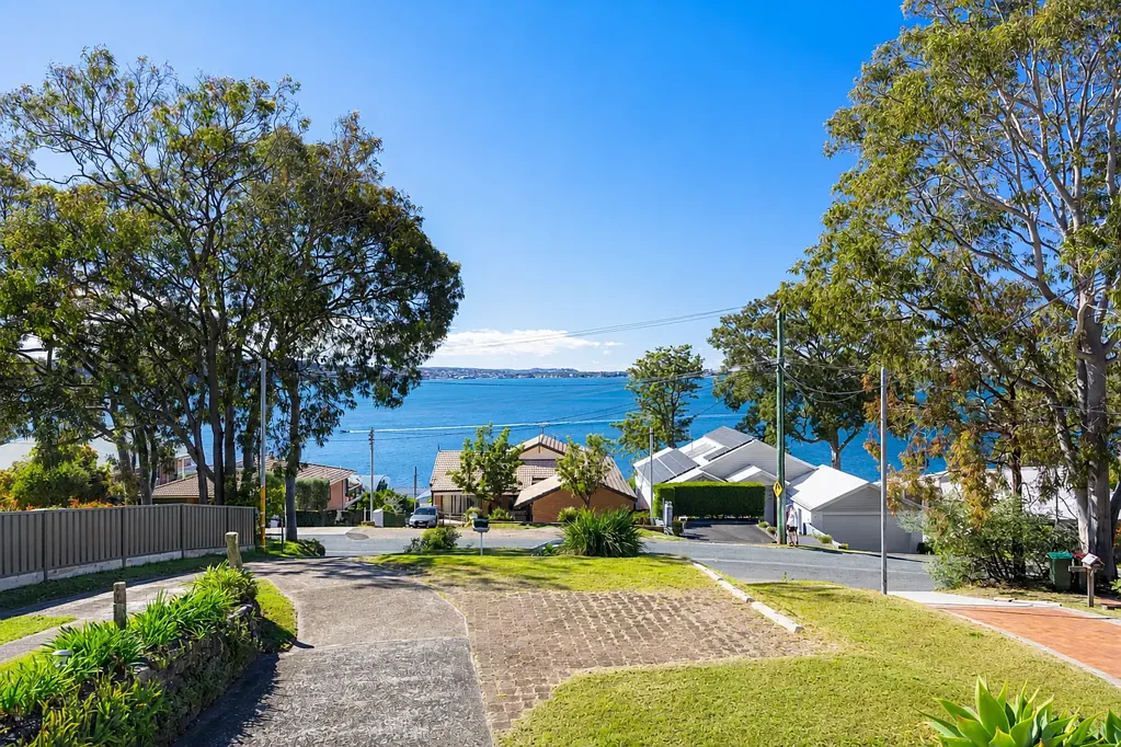 Coal Point 3房  Lake Views & Relaxed Coal Point Living