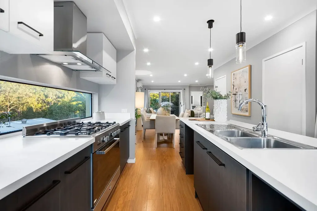 Springfield Lakes 4Zimmer THREE OUTDOOR ENTERTAINING AREAS, RENOVATED LUXURY & STUNNING BUSHLAND VIEWS!