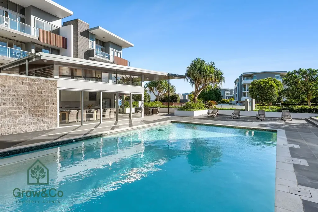 Varsity Lakes 2 Slaapkamer ELEVATED LAKESIDE LIVING WITH HIGH CEILINGS, STUNNING VIEWS & MUST-SELL MOTIVATION