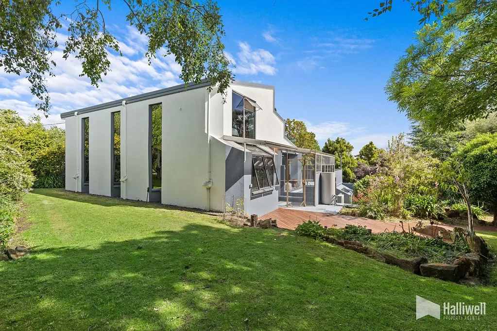 Ambleside 4 Bedroom Lifestyle Property in Town !
