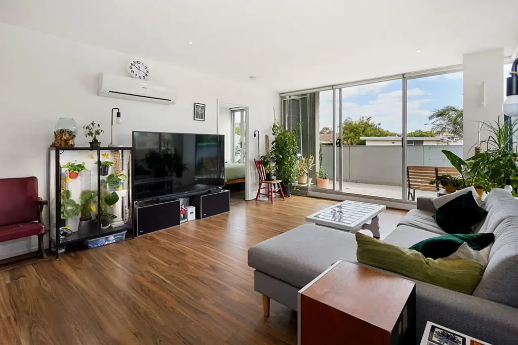 St Kilda 2房 St Kilda街景视野 朝北超宽阳台 城市天际线 开放式现代厨餐 双卧带柜 主卧直通阳台 基础设施完善 Light‑Filled Living in Melbourne’s Most Iconic Playground