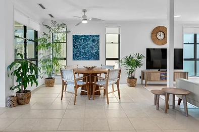 Carrara 3房  Huge stand alone home with sweeping golf course views. Make this your new home today !!