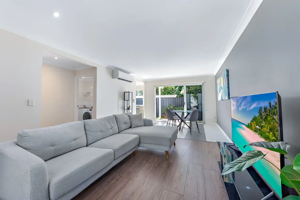 Cannonvale 2房  Spacious Two-Storey Living In A Fantastic Gated Complex
