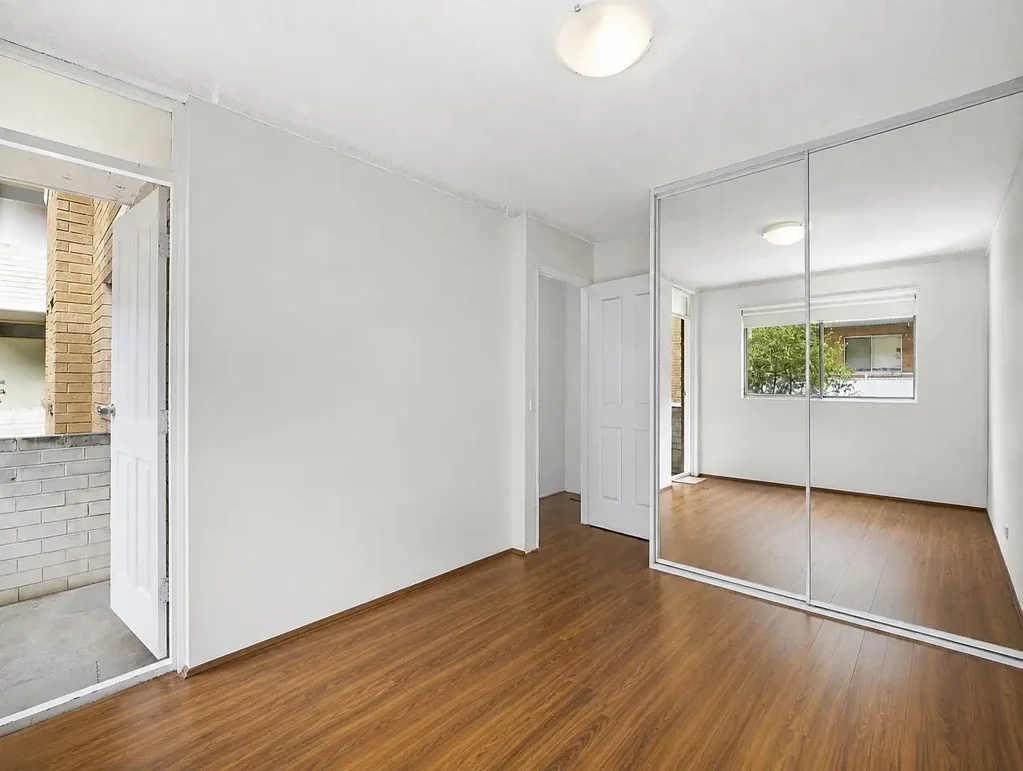 Spacious two-bedroom apartment in quiet Meadowbank location