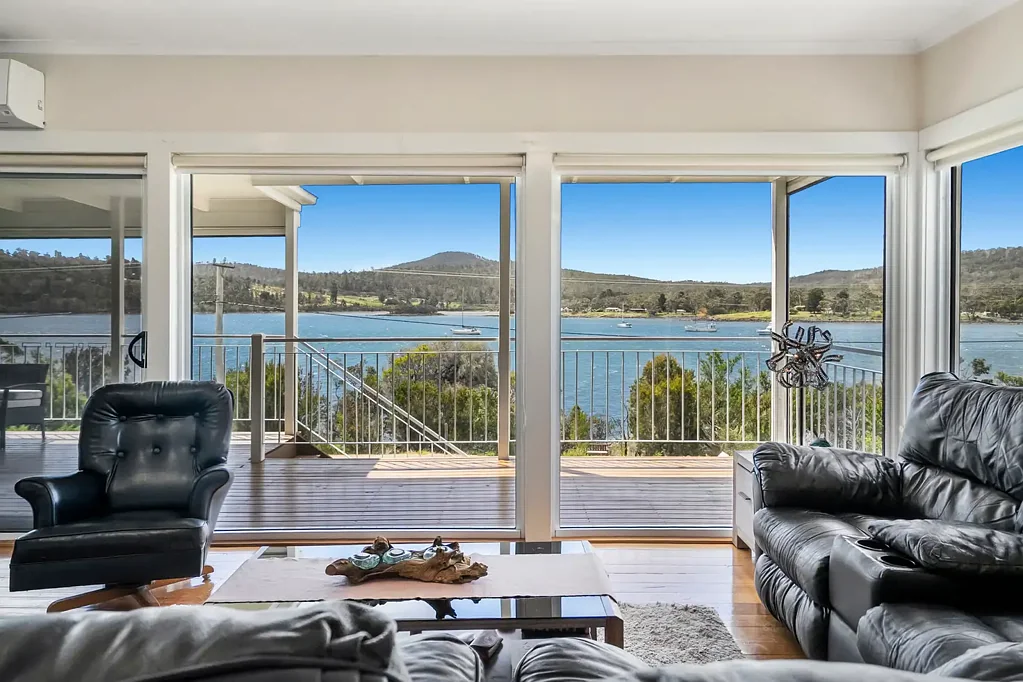 Murdunna 3침실 North Facing, Stunning Coastal Home with Panoramic Water Views, Lush Gardens & Exceptional Outdoor Living