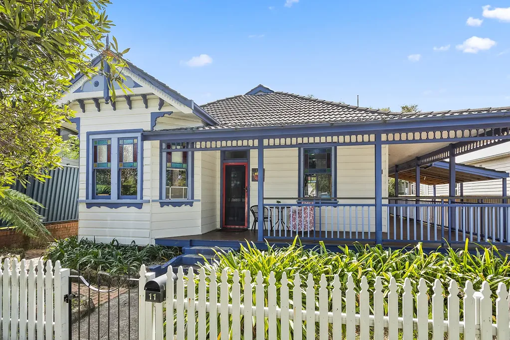Thirroul 3房 海滨农舍百年魅力 784㎡阔地 三卧带柜 阳光庭院 现代厨房 棚屋可改 短步生活圈 Classic Coastal Charm