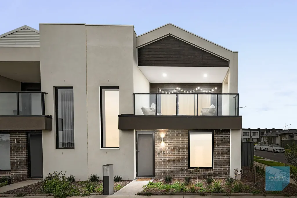 Fraser Rise 4ਬੈੱਡਰੂਮ Modern Elegance Over Two Spacious Levels