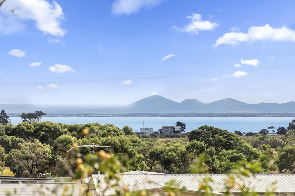 Portarlington 3ਬੈੱਡਰੂਮ Beachside Beauty with Water Views & Scope for Future Redevelopment